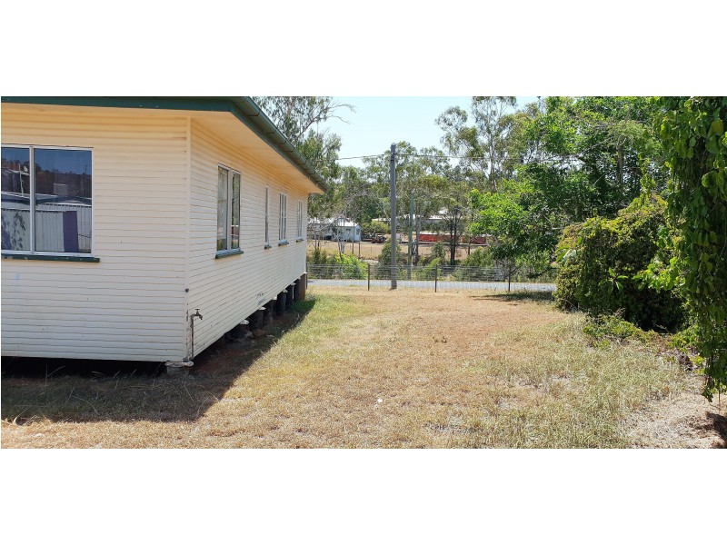 8 Sheil Cres, Mount Morgan QLD 4714
