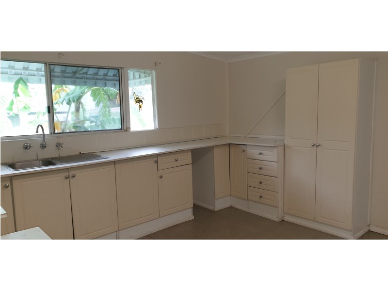 8 Dee Esp, Mount Morgan QLD 4714