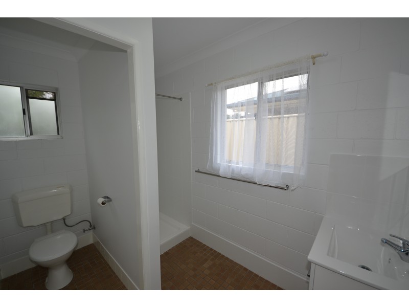 1 And 2/38 Arthur St, Gracemere QLD 4702