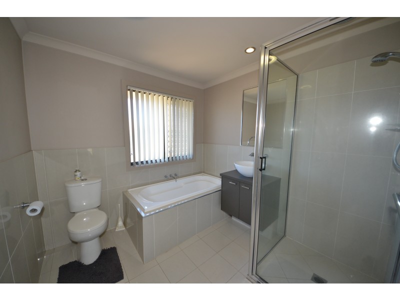 8 Lawson Ct, Gracemere QLD 4702