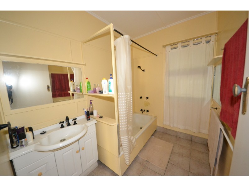 5 School St, Bajool QLD 4699