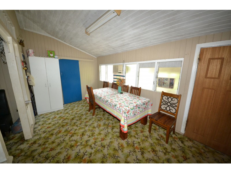 27 Main St, Park Avenue QLD 4701