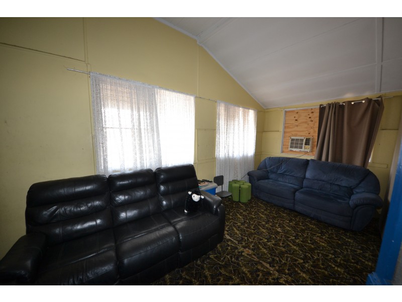 27 Main St, Park Avenue QLD 4701