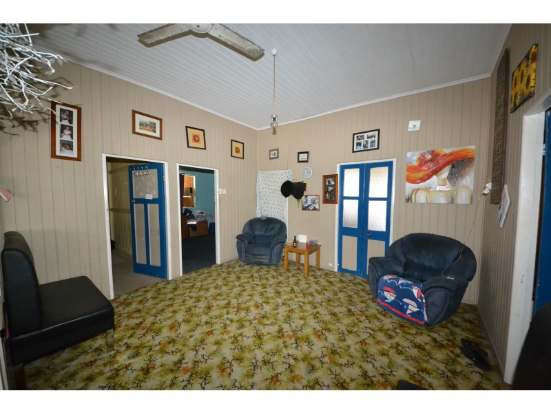 27 Main St, Park Avenue QLD 4701