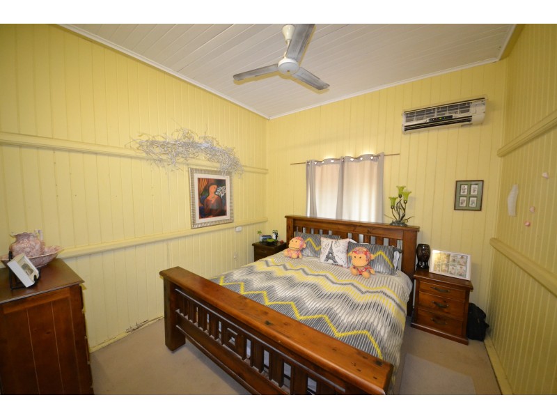 27 Main St, Park Avenue QLD 4701