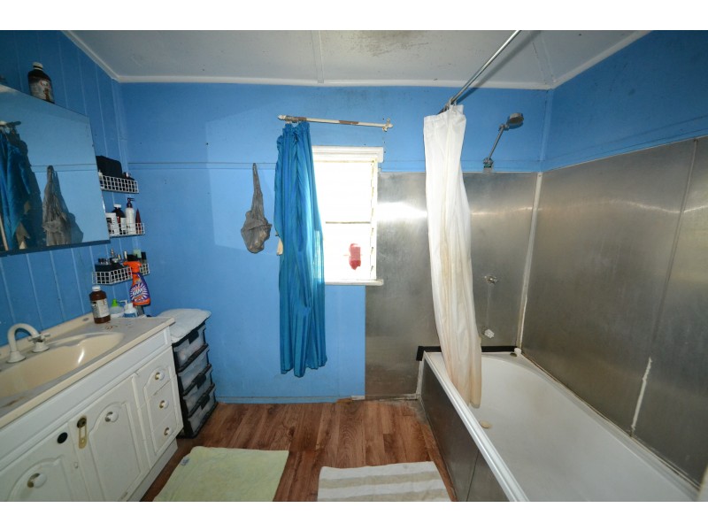 27 Main St, Park Avenue QLD 4701