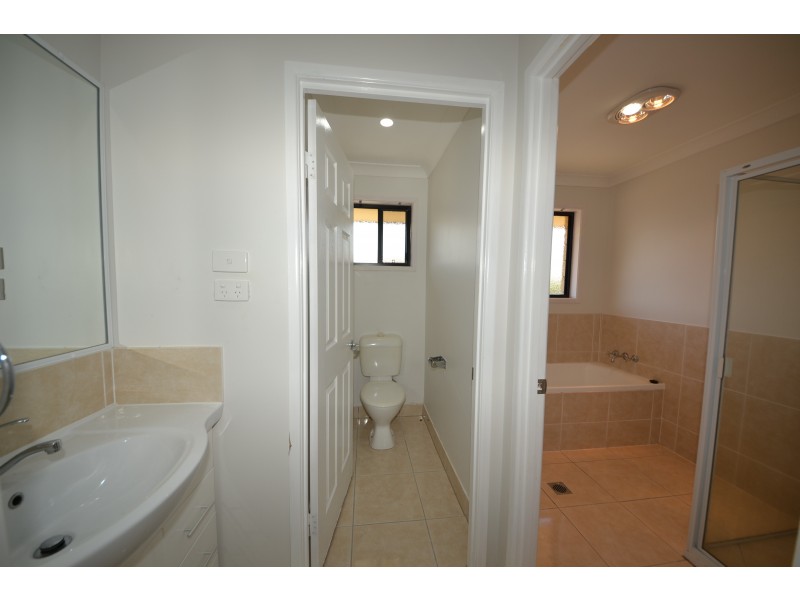 3 Cockatoo Ct, Gracemere QLD 4702