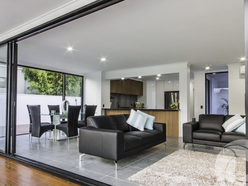 7 Lakeside Avenue, Broadbeach Waters QLD 4218