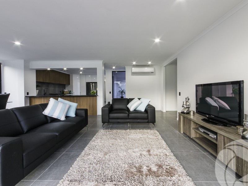 7 Lakeside Avenue, Broadbeach Waters QLD 4218