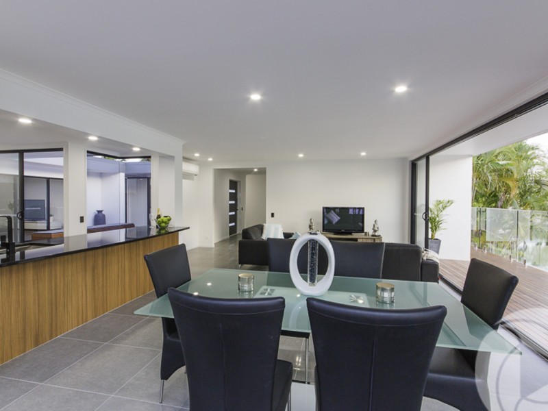 7 Lakeside Avenue, Broadbeach Waters QLD 4218