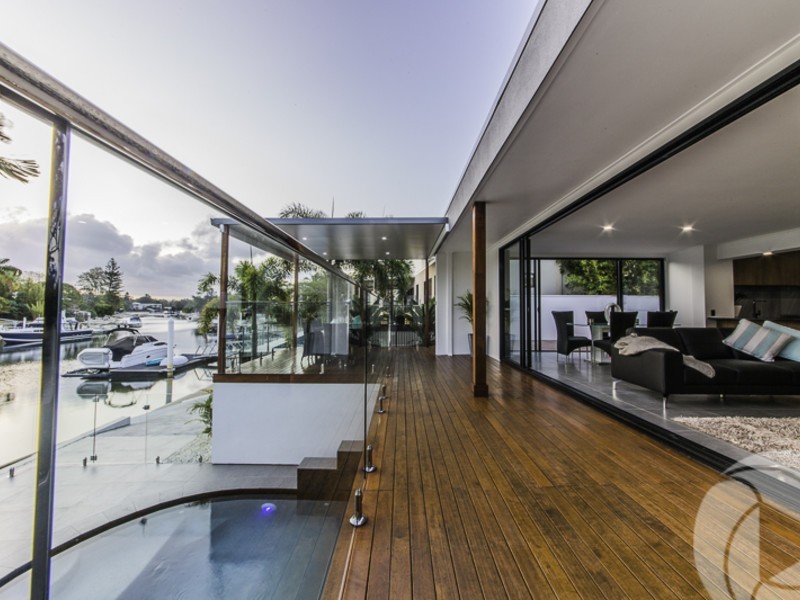 7 Lakeside Avenue, Broadbeach Waters QLD 4218