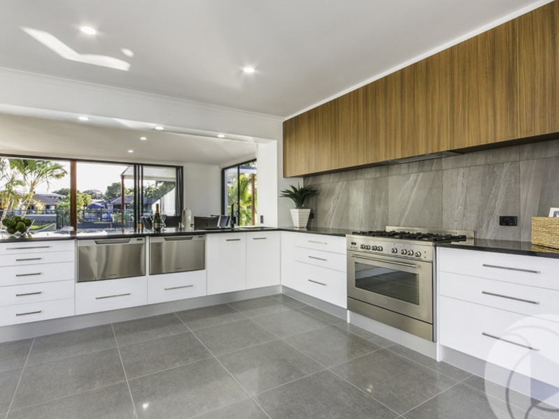 7 Lakeside Avenue, Broadbeach Waters QLD 4218