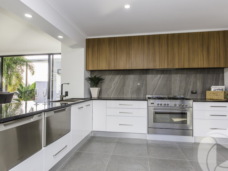 7 Lakeside Avenue, Broadbeach Waters QLD 4218