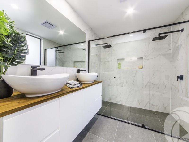 7 Lakeside Avenue, Broadbeach Waters QLD 4218