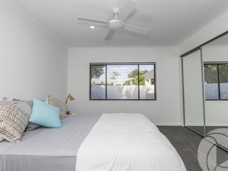 7 Lakeside Avenue, Broadbeach Waters QLD 4218
