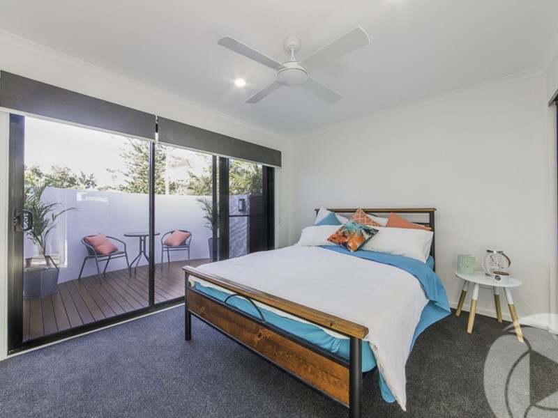 7 Lakeside Avenue, Broadbeach Waters QLD 4218