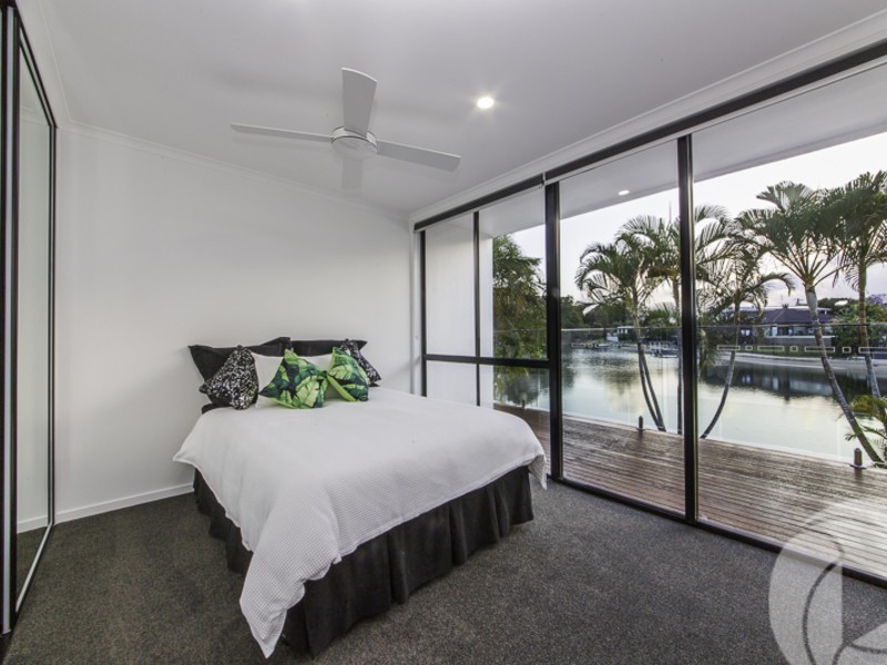 7 Lakeside Avenue, Broadbeach Waters QLD 4218