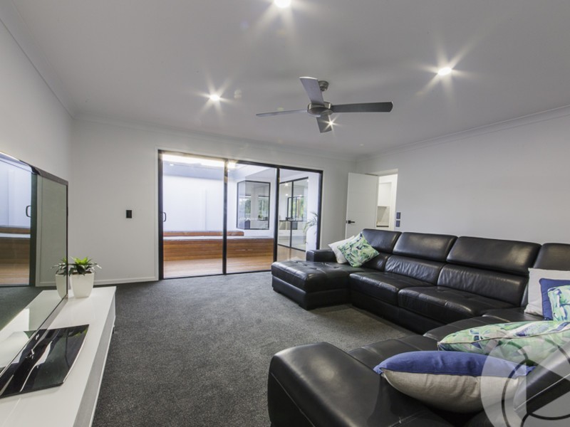 7 Lakeside Avenue, Broadbeach Waters QLD 4218