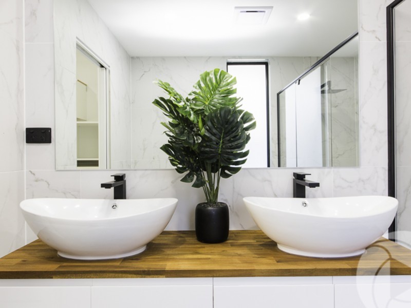 7 Lakeside Avenue, Broadbeach Waters QLD 4218