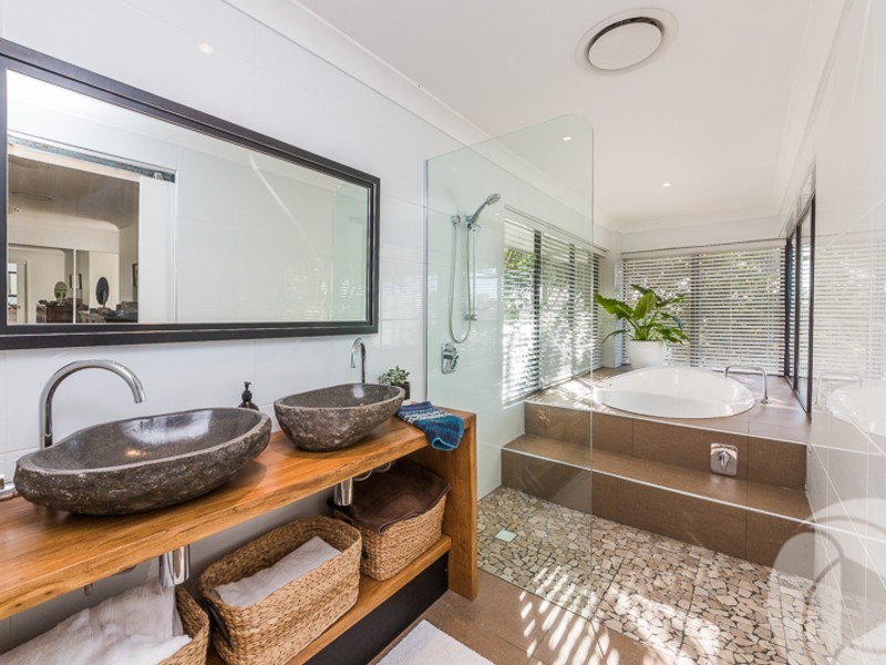 379 Benowa Road, Benowa Waters QLD 4217