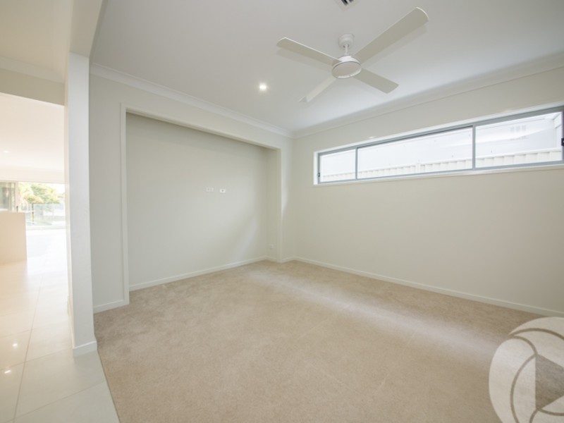 4a Coobowie Street, Broadbeach Waters QLD 4218