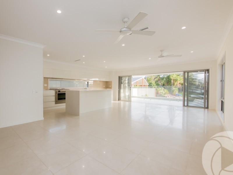 4a Coobowie Street, Broadbeach Waters QLD 4218