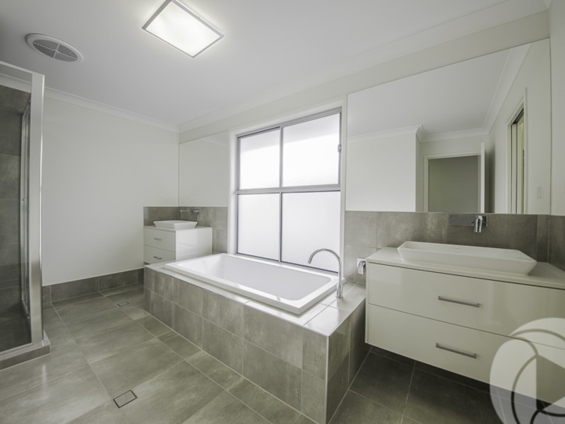 4a Coobowie Street, Broadbeach Waters QLD 4218