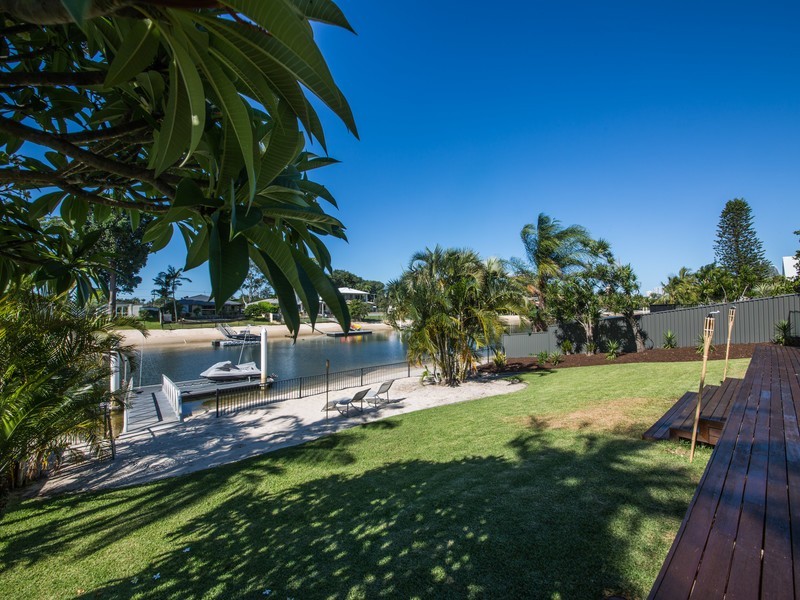 27 Park Avenue, Broadbeach Waters QLD 4218