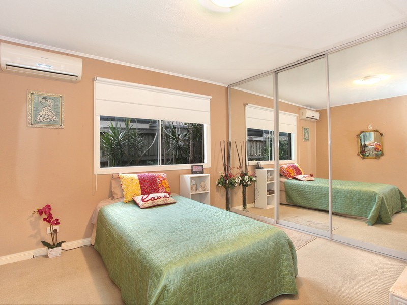 6 Palmetto Court, Broadbeach Waters QLD 4218