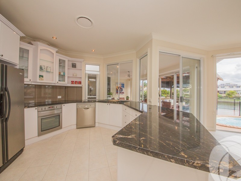 6 Crestmore Court, Mermaid Waters QLD 4218