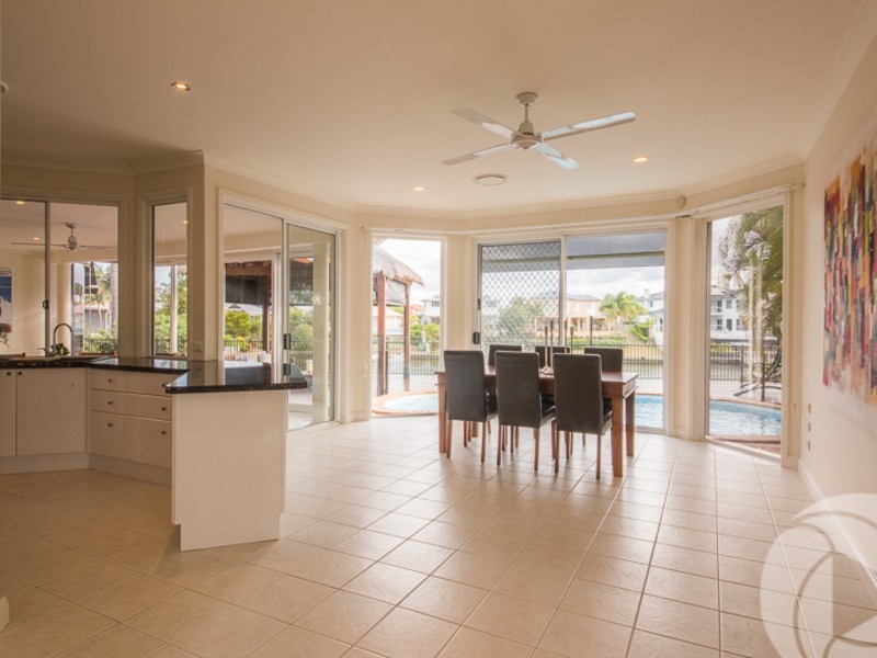 6 Crestmore Court, Mermaid Waters QLD 4218