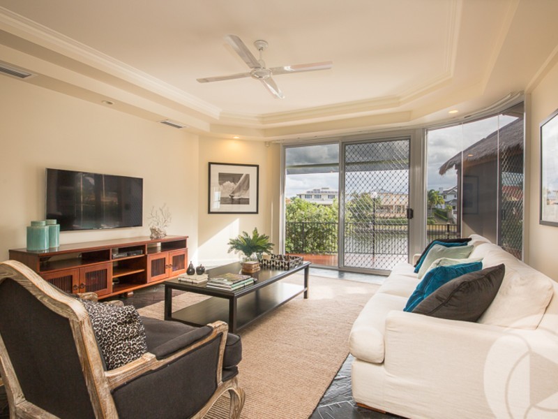 6 Crestmore Court, Mermaid Waters QLD 4218
