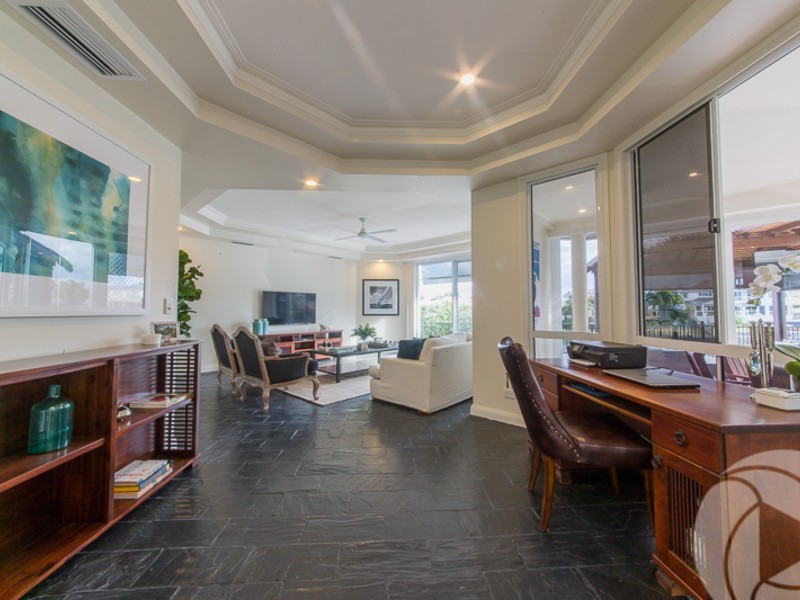 6 Crestmore Court, Mermaid Waters QLD 4218