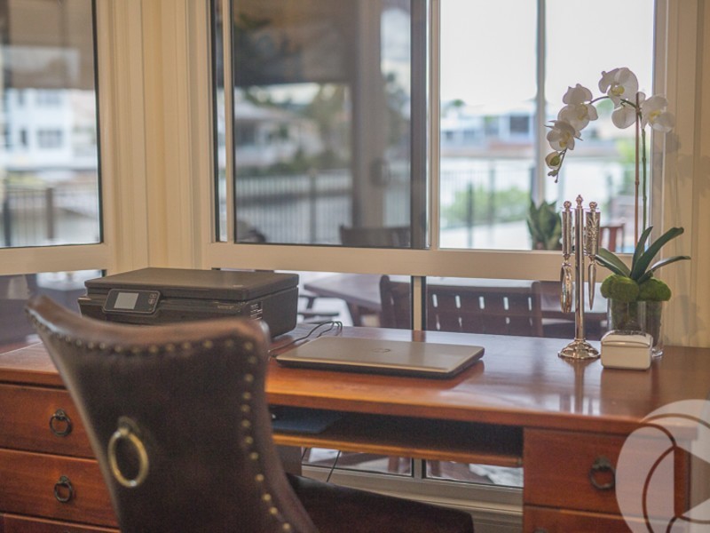 6 Crestmore Court, Mermaid Waters QLD 4218