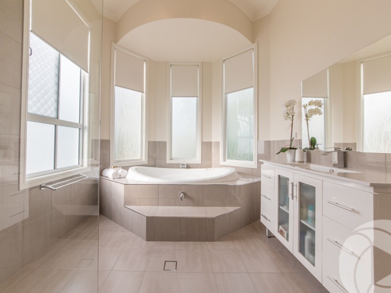 6 Crestmore Court, Mermaid Waters QLD 4218