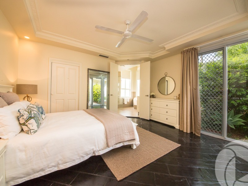 6 Crestmore Court, Mermaid Waters QLD 4218