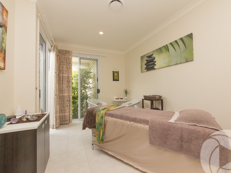 6 Crestmore Court, Mermaid Waters QLD 4218