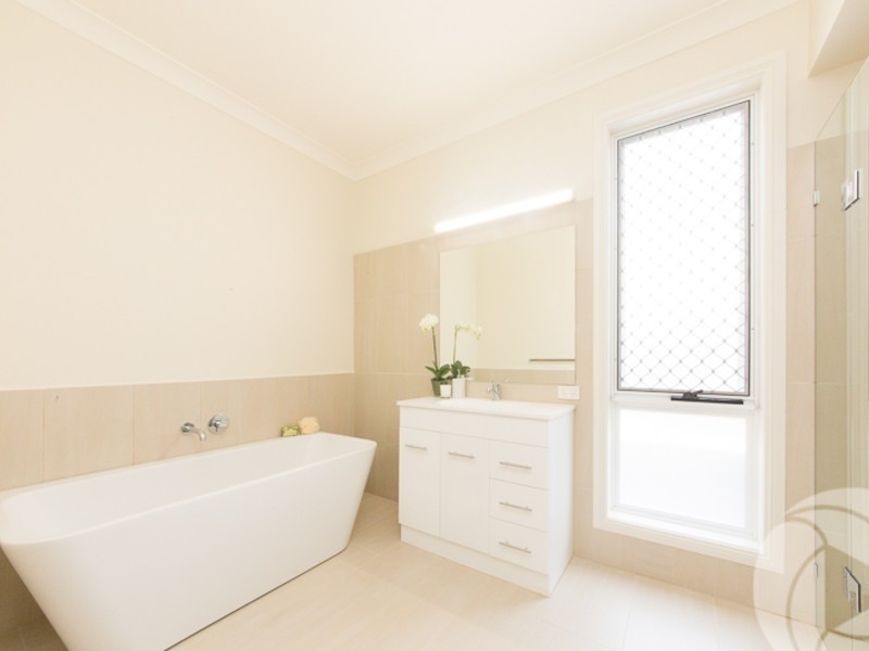 6 Crestmore Court, Mermaid Waters QLD 4218