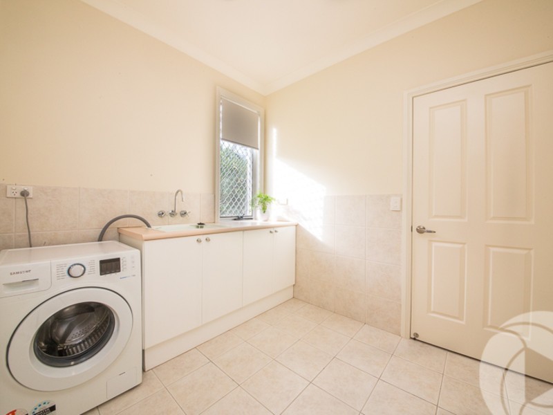 6 Crestmore Court, Mermaid Waters QLD 4218