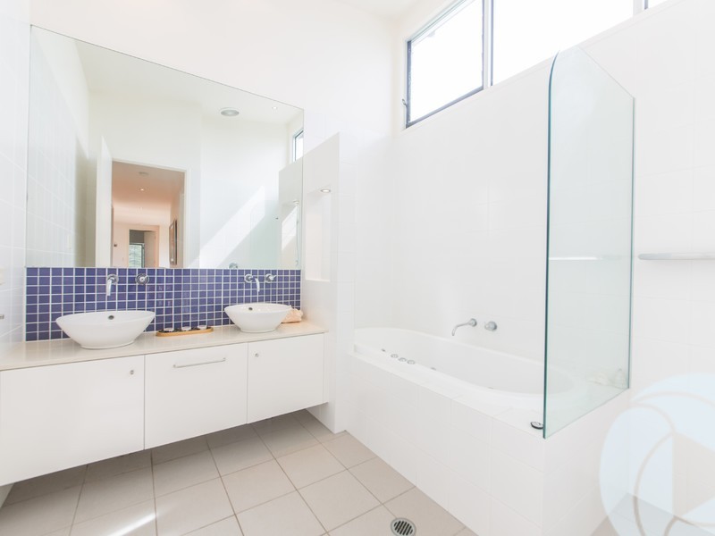 16 Petrel Avenue, Mermaid Beach QLD 4218