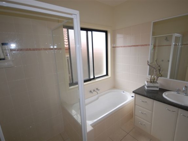 8 Grenada Court, Varsity Lakes QLD 4227