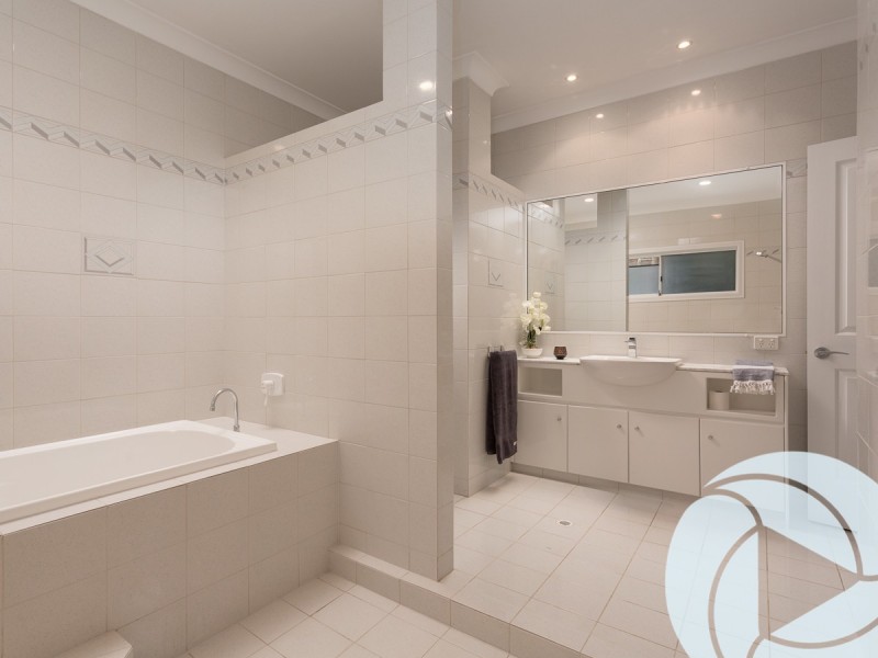 118 Edinburgh Road, Benowa Waters QLD 4217