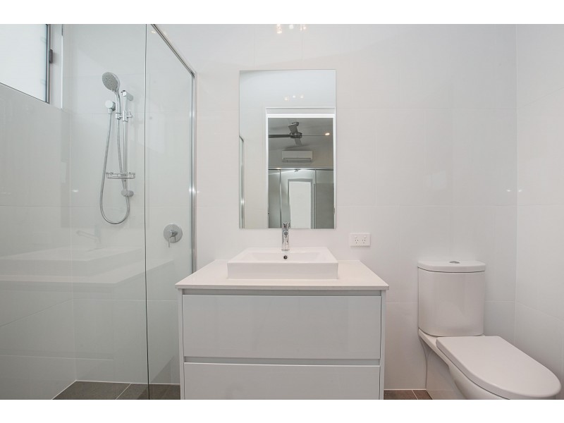 2/184 Rio Vista Boulevard, Mermaid Waters QLD 4218