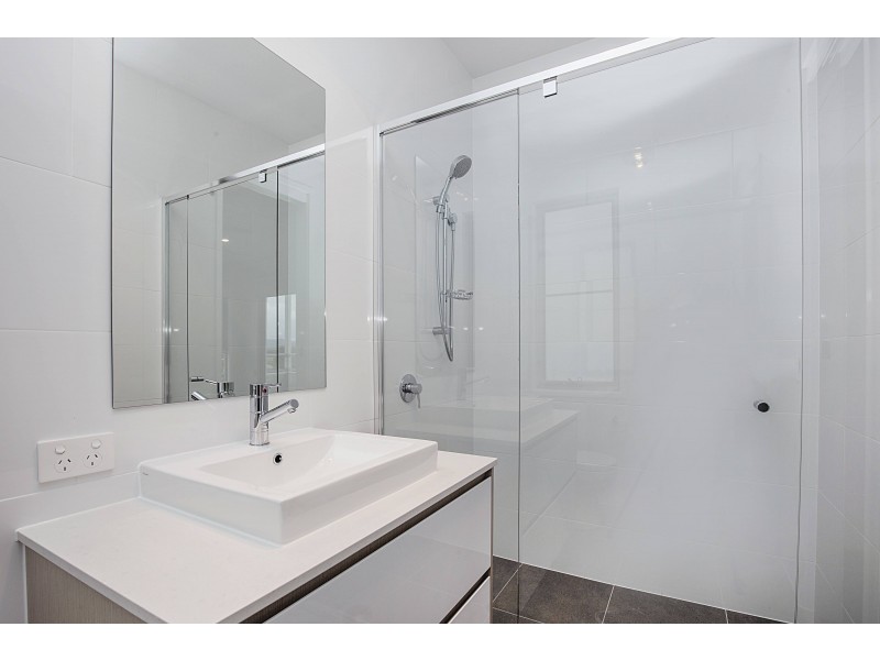 2/184 Rio Vista Boulevard, Mermaid Waters QLD 4218