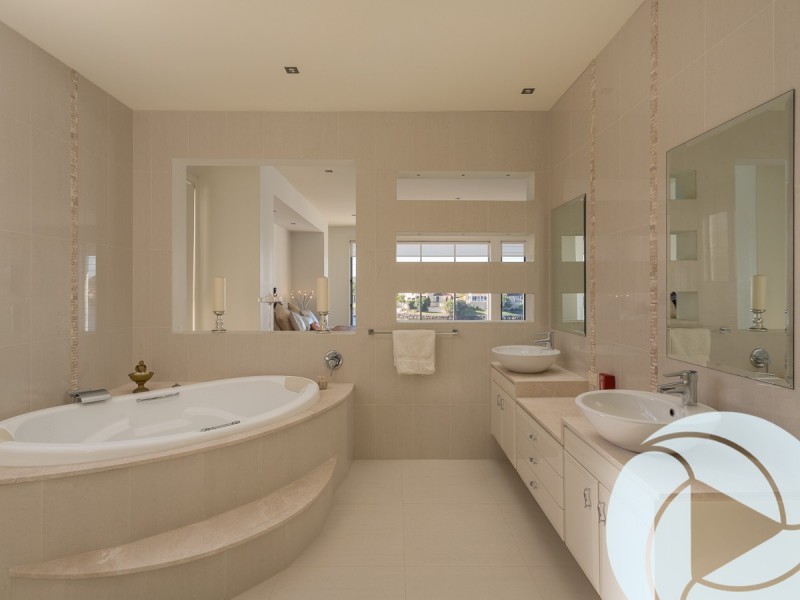 8 San Simeon Drive, Clear Island Waters QLD 4226