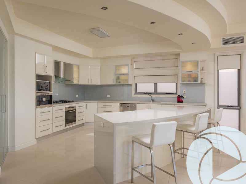 8 San Simeon Drive, Clear Island Waters QLD 4226