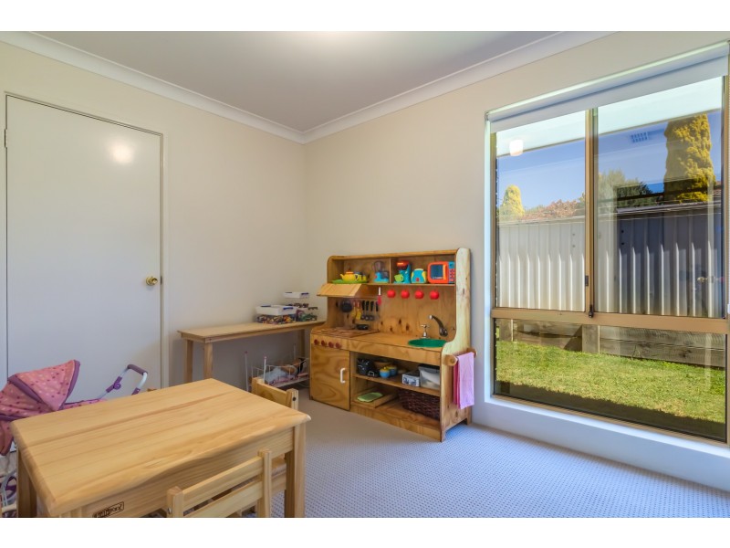 23 Chivalry Way, Thornlie WA 6108