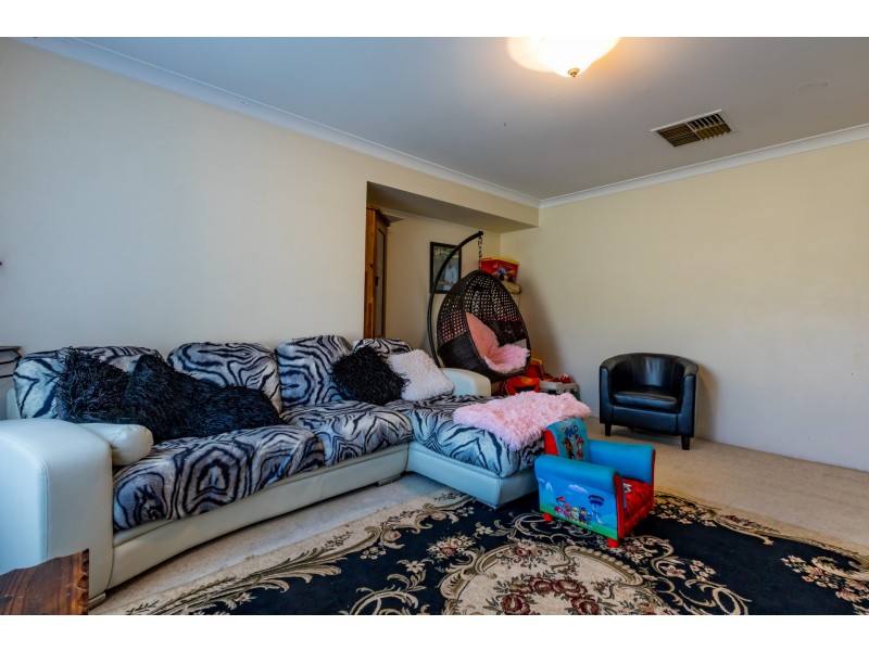 15 Ningaloo Way, Thornlie WA 6108