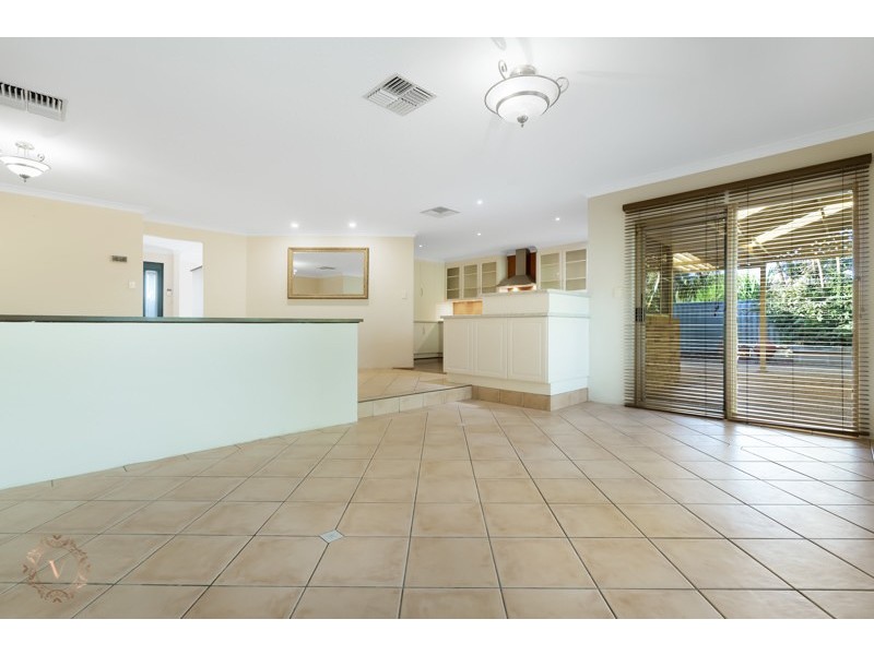 4 Redfern Close, Thornlie WA 6108