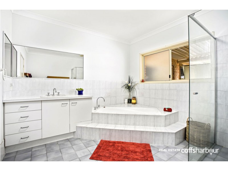 4 Sea Breeze Place, Boambee East NSW 2452